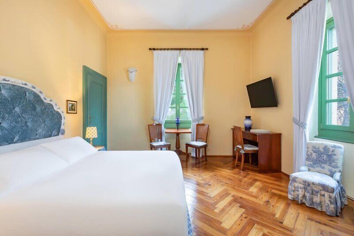 Junior Suite Villa with Partial Lake View | เครื่องนอนป้องกันสารก่อภูมิแพ้, มินิบาร์, ตู้นิรภัยในห้องพัก, โต๊ะทำงาน