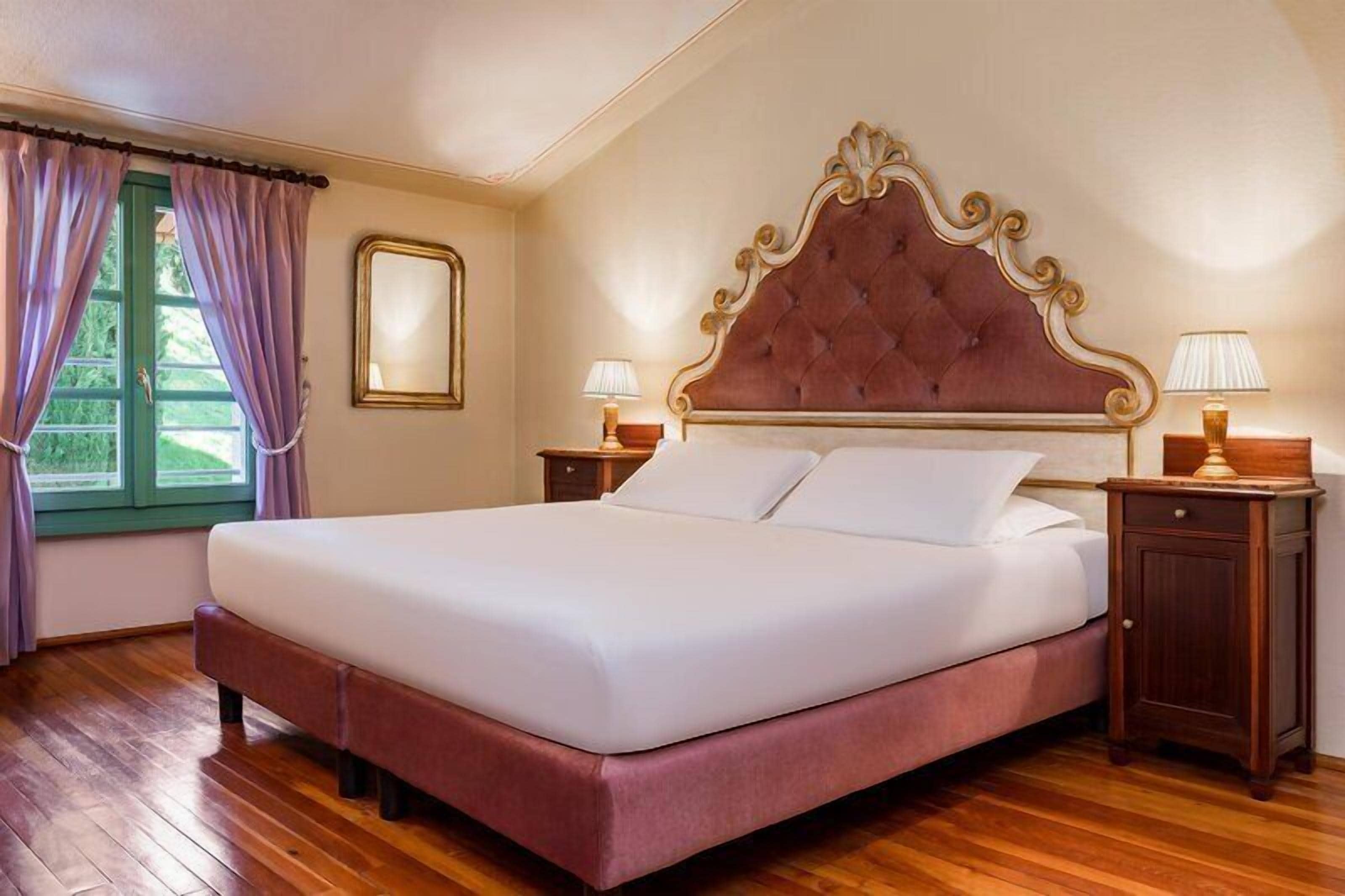 Ropa de cama hipoalergénica, minibar, caja fuerte y escritorio