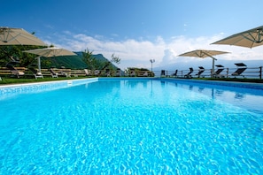 Seasonal outdoor pool, free cabanas, sun loungers - Boutique Hotel Villa Sostaga (Gargnano)