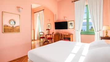 Hypo-allergenic bedding, minibar, in-room safe, individually furnished