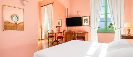 Ropa de cama hipoalergénica, minibar, caja fuerte