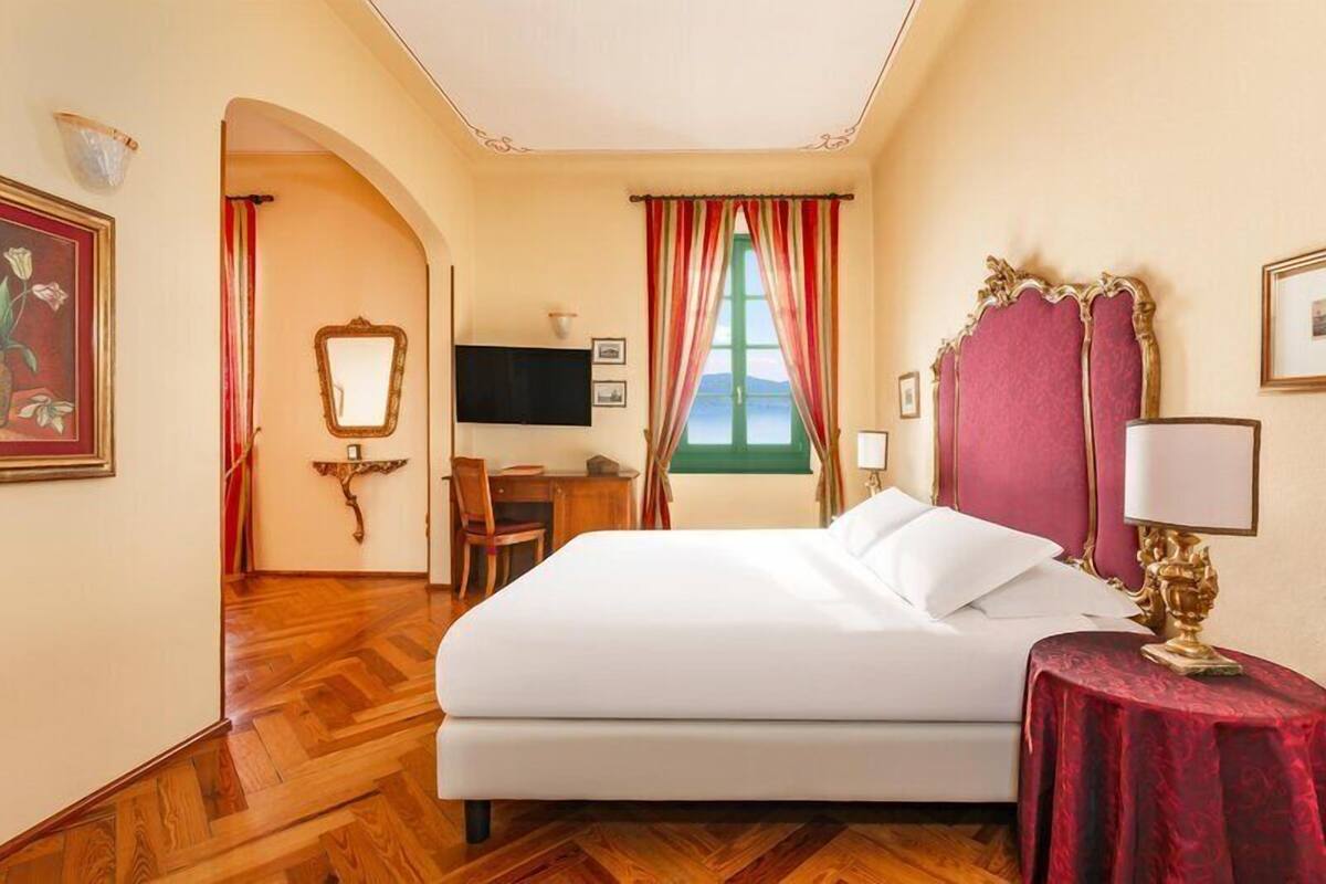 Junior Suite Villa Lake View | เครื่องนอนป้องกันสารก่อภูมิแพ้, มินิบาร์, ตู้นิรภัยในห้องพัก, โต๊ะทำงาน