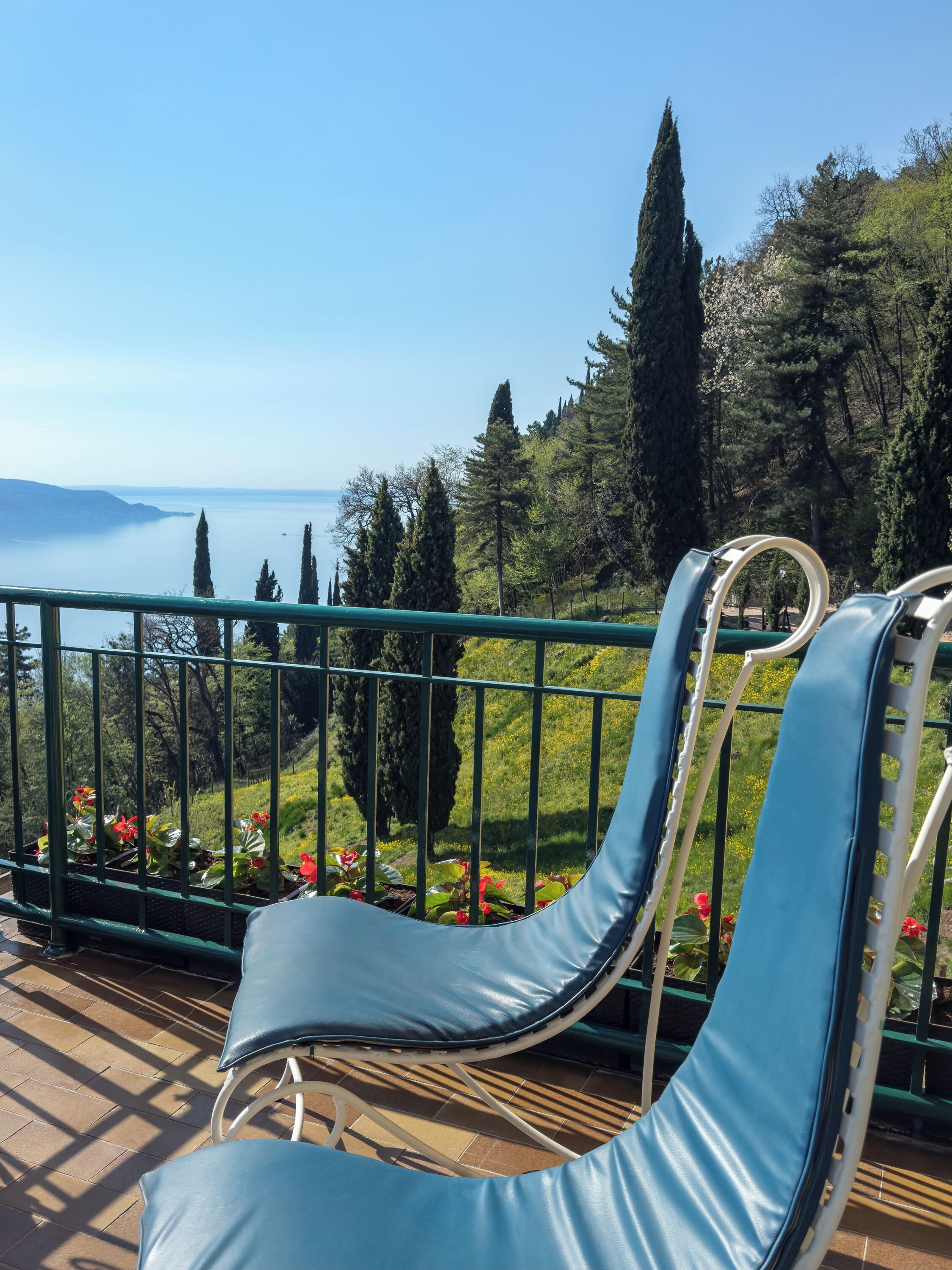 Signature Room Villa with Terrace and Lake View | Allergikerbettwaren, Minibar, Zimmersafe, Schreibtisch
