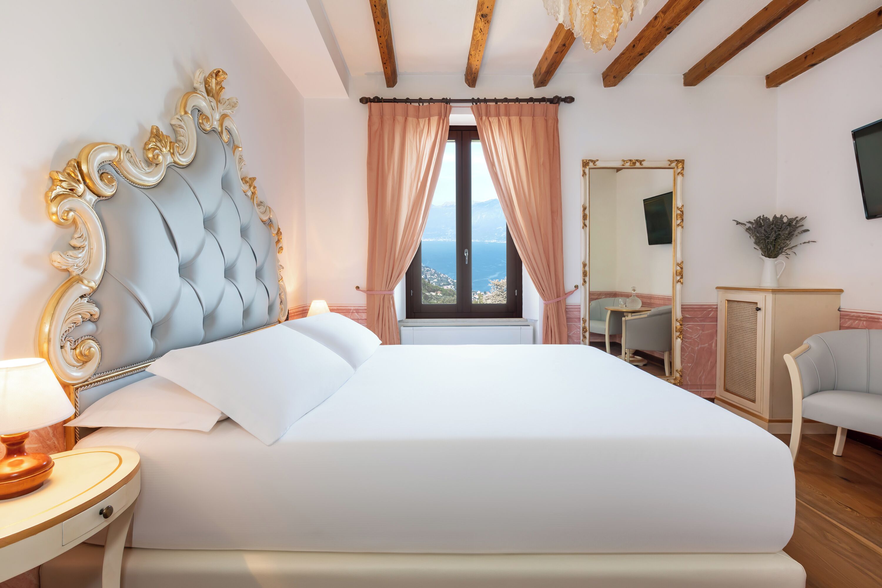 Literie hypoallergénique, minibar, coffres-forts dans les chambres