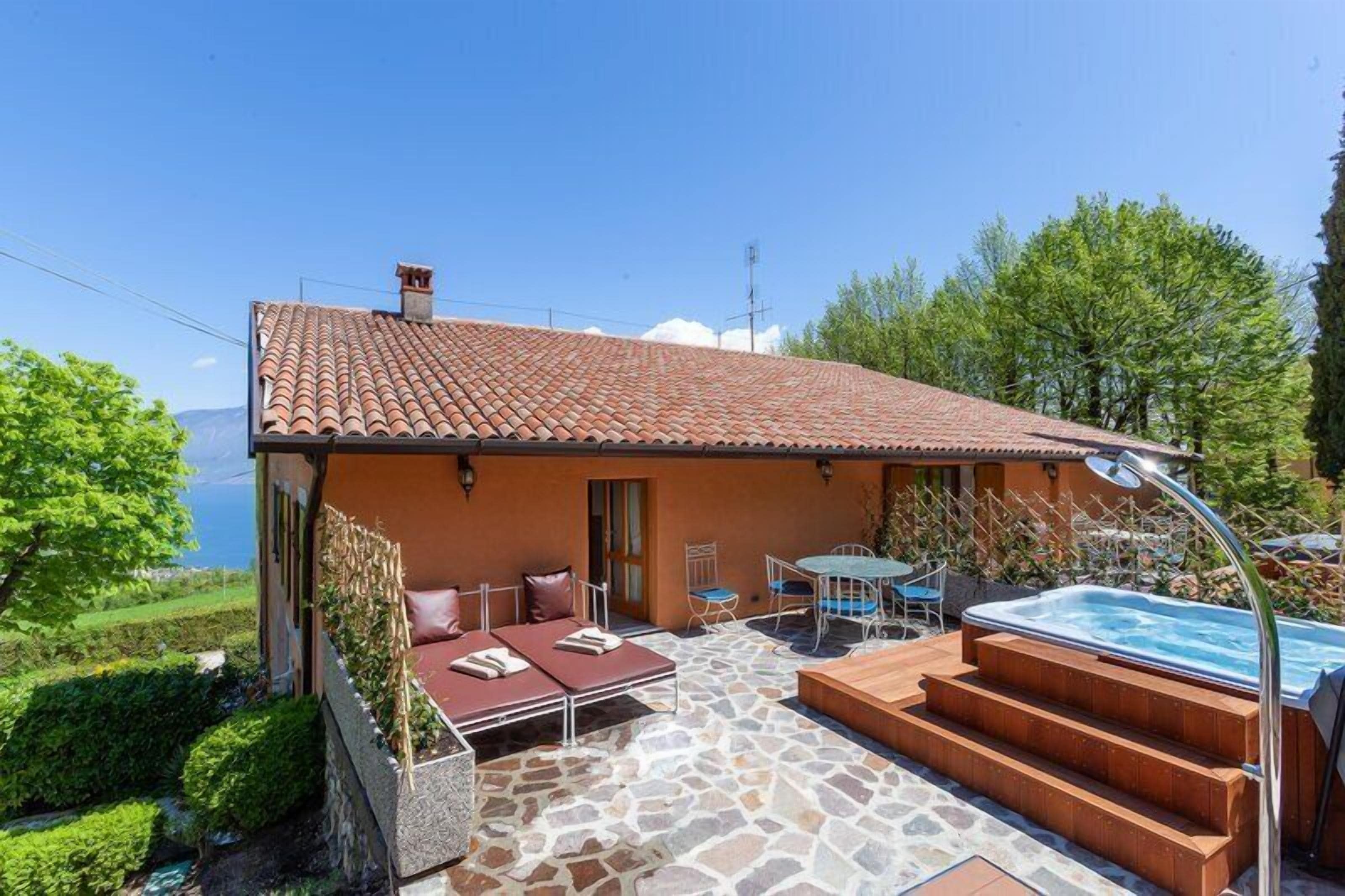 Deluxe Garden park view with Jacuzzi pool mini-pool | Outdoor dining