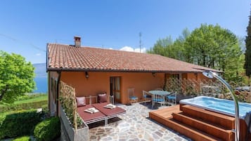 Deluxe Garden park view with Jacuzzi pool mini-pool | Outdoor dining