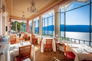 Breakfast, lunch, dinner served; Italian cuisine, ocean views 