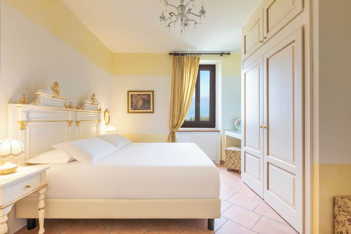 Suite (Suite Dependance Lake View) | Roba de llit hipoal·lergògena, minibar i caixa forta a l'habitació