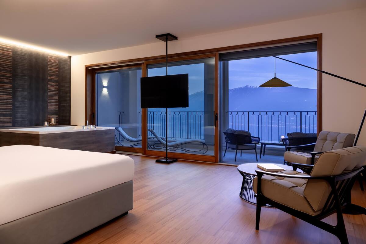 luxury spa suite | hypo-allergenic bedding, minibar, in-room safe, individually furnished