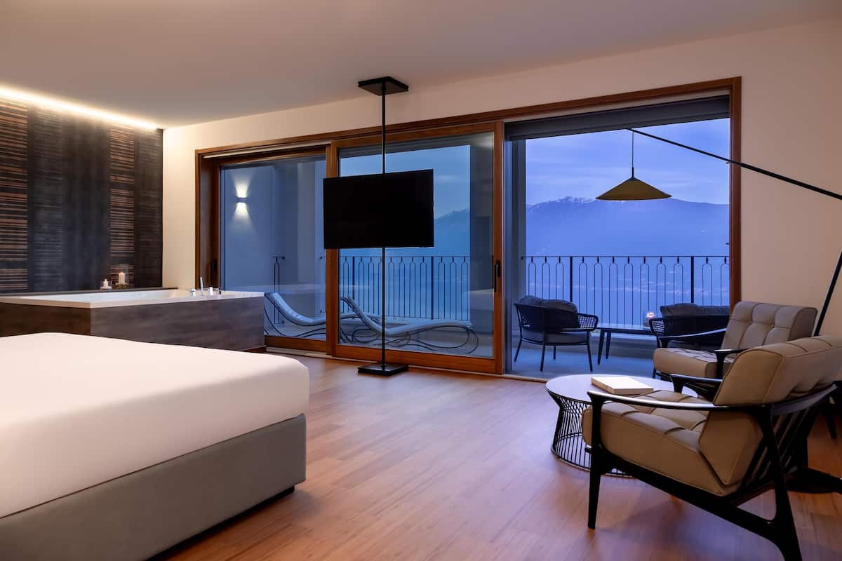 Luxury Spa Suite | Hypo-allergenic bedding, minibar, in-room safe, individually furnished