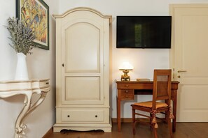 Suite Dependance Lake View | Hypo-allergenic bedding, minibar, in-room safe, individually furnished - Boutique Hotel Villa Sostaga (Gargnano)