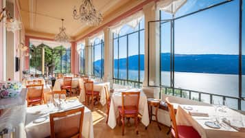 Se sirven desayunos, comidas, cenas y cocina italiana con vista al mar
