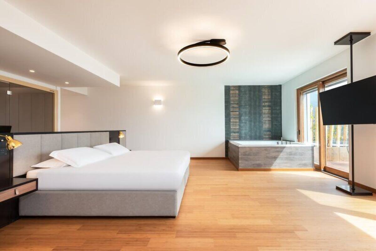 Luxury Spa Suite | เครื่องนอนป้องกันสารก่อภูมิแพ้, มินิบาร์, ตู้นิรภัยในห้องพัก, โต๊ะทำงาน