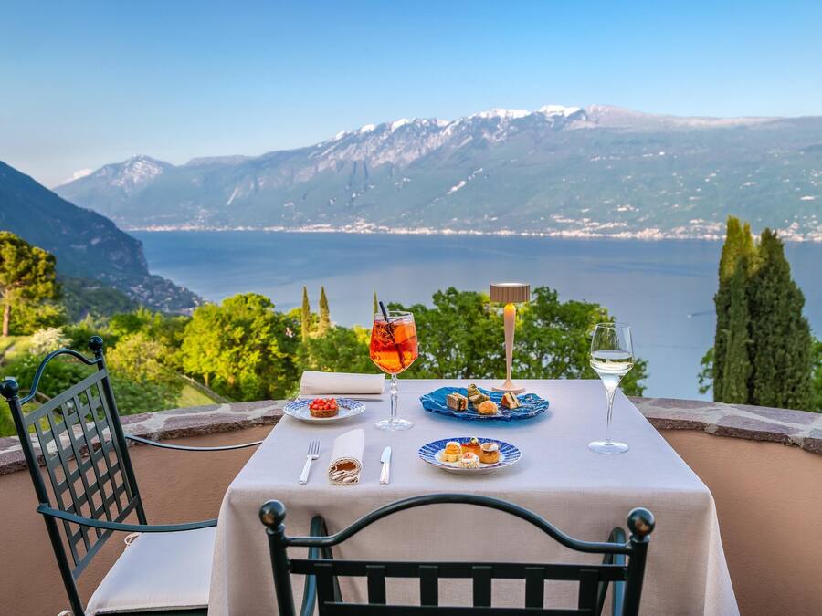 Breakfast, lunch, dinner served; Italian cuisine, ocean views