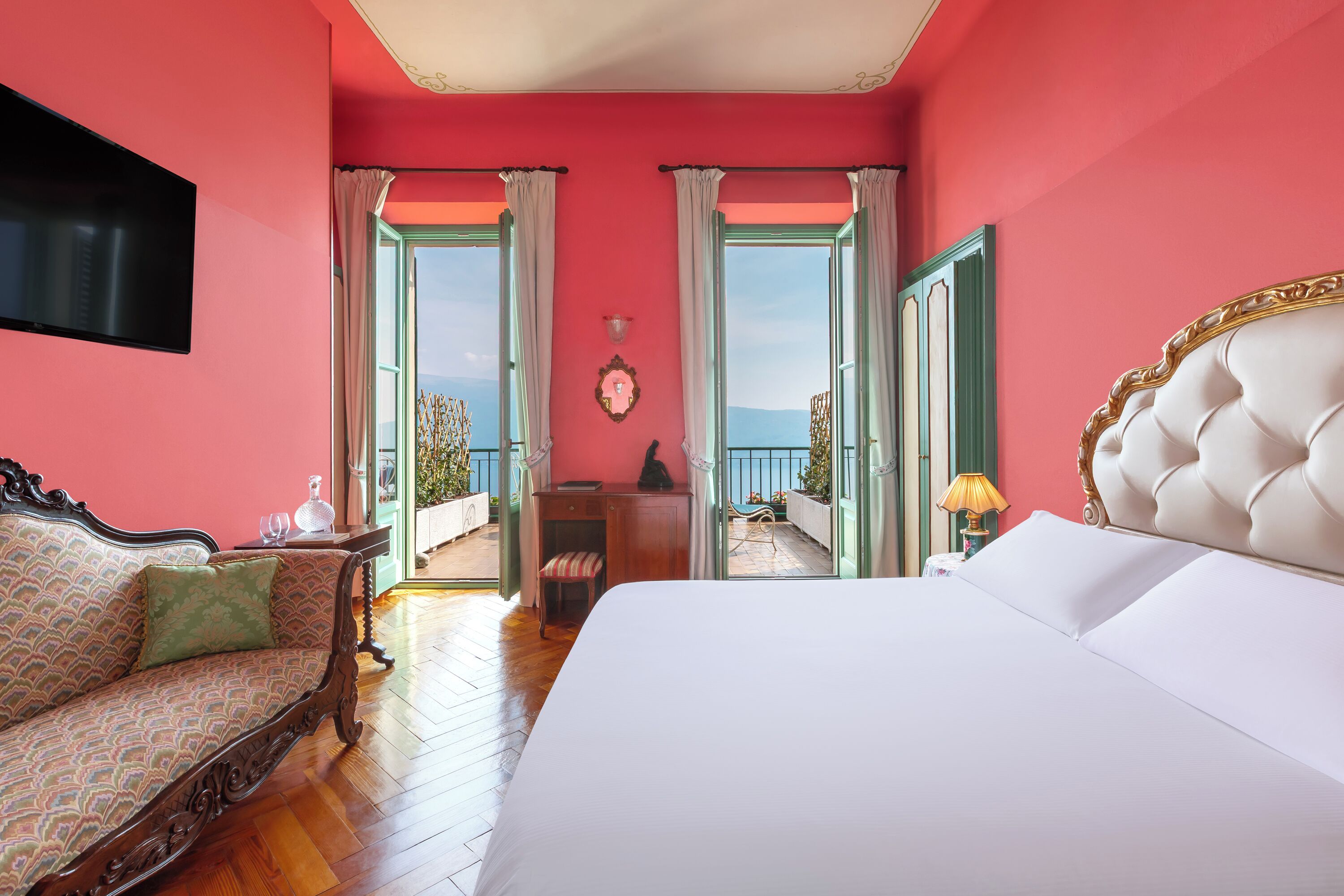 Signature Room Villa with Terrace and Lake View | Allergikerbettwaren, Minibar, Zimmersafe, Schreibtisch