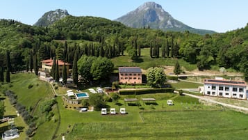 Ein Resort mit mehreren Gebäuden, einem Schwimmbad und einer Bergkulisse.