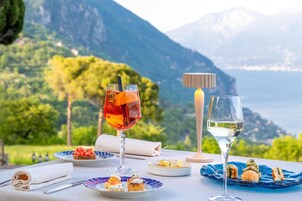 供应早餐、午餐和晚餐，意大利菜，海景