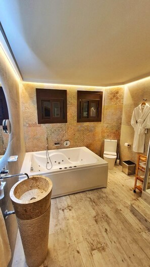 Romantic Suite | Bathroom | Slippers - Hotel Rural El Molí (Pontons)