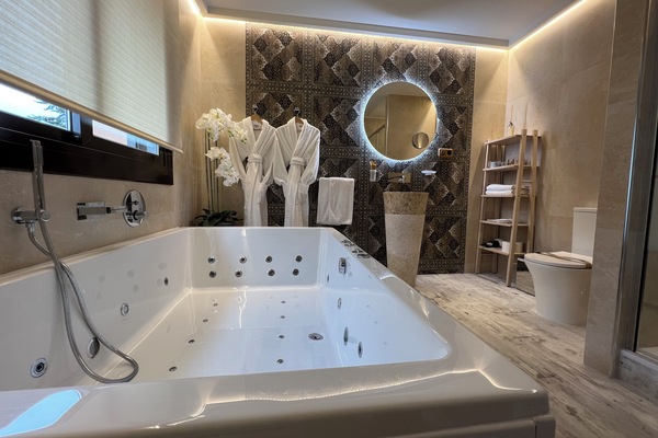 Luxury Suite | Bathroom | Slippers