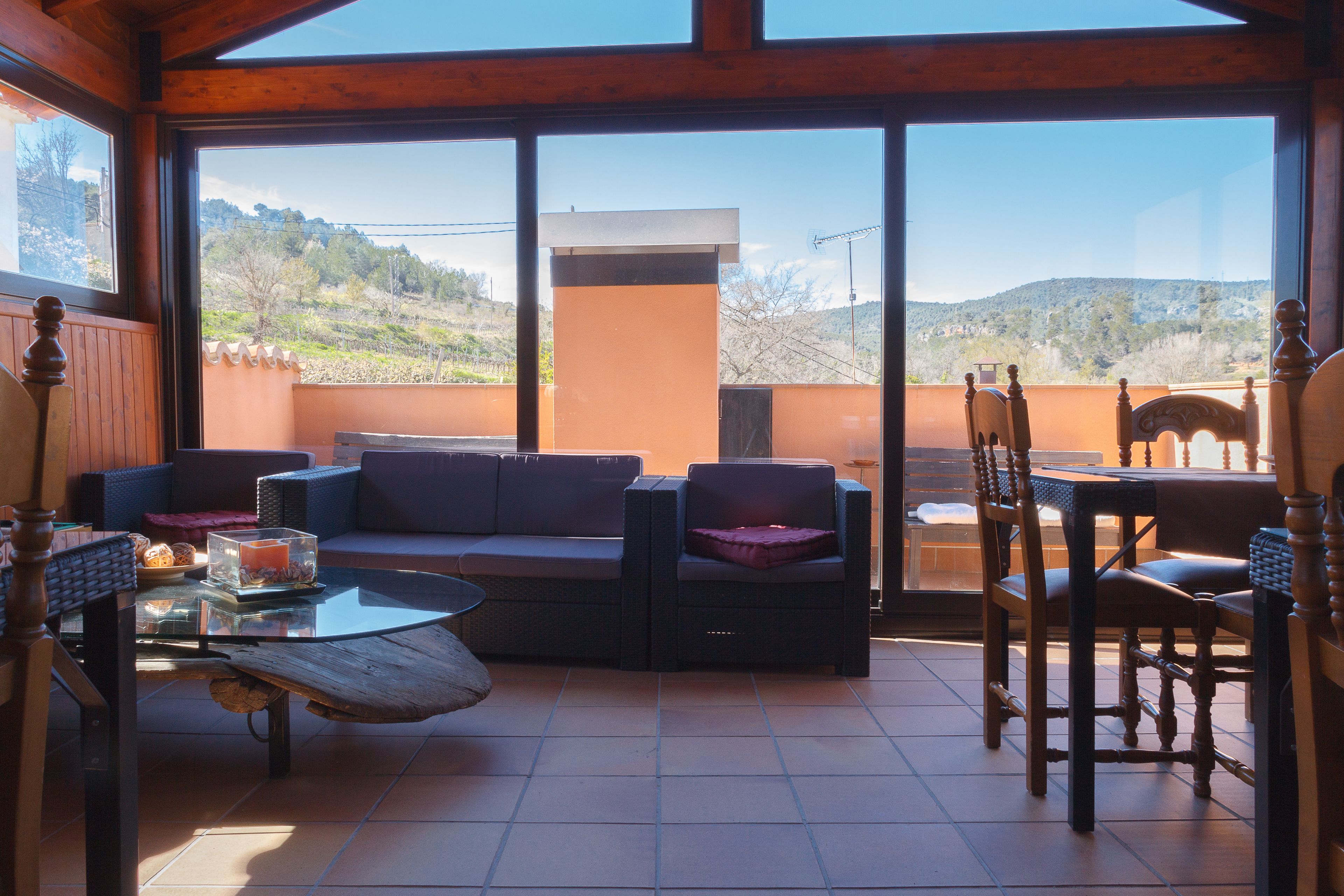 Una televisión LED, un reproductor de DVD