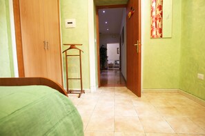 Economy Single Room, Shared Bathroom | Free WiFi, bed sheets - Hotel Tokyo (Rome)