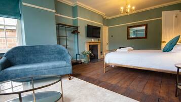 Deluxe Suite Arkwright | Individually decorated, individually furnished, desk, iron/ironing board
