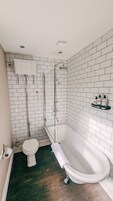 Quarto casal ou duplo standard, vista para o jardim | Escrivaninha, ferros/tábuas de passar roupa, Wi-Fi de cortesia