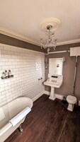 Quarto casal luxo, 1 cama King, vista para o jardim | Banheiro | Secador de cabelo, toalhas de banho
