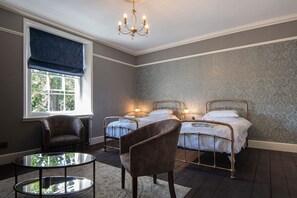 بديكورات فريدة لكل غرفة وطراز فريد لكل وحدة ومكتب ومكواة/لوح كي