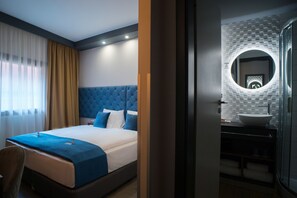 Habitació doble estàndard | Caixa forta a l'habitació, escriptori, wifi gratuïta i roba de llit 