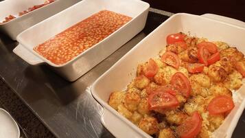 每日供应自助式早餐(每人 EUR 10)