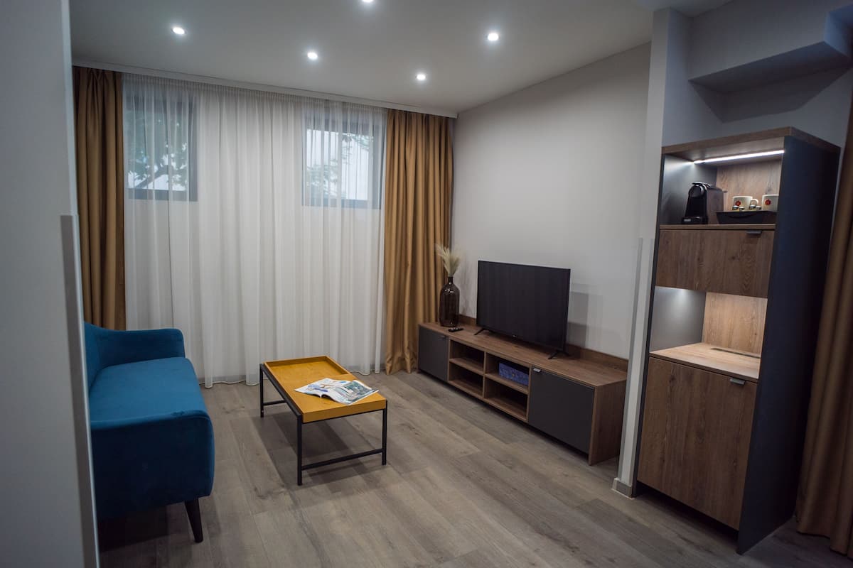Deluxe Triple Room | In-room safe, desk, free WiFi, bed sheets