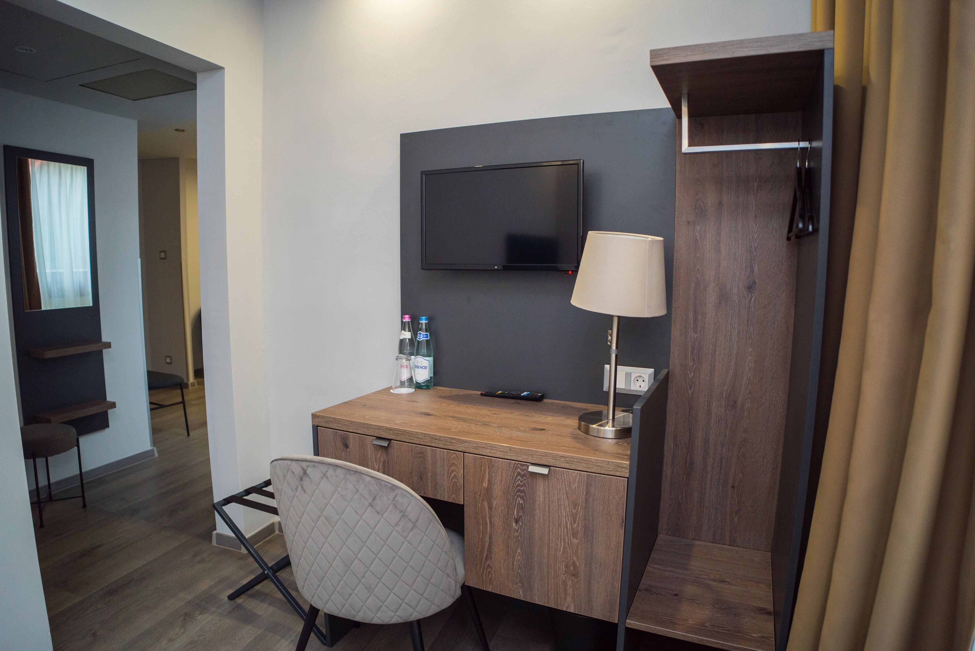 deluxe triple room | 1 bedroom, in-room safe, desk, free wifi