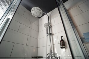 Shower, towels - Hotel Palatinus (Sopron)