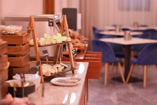 Daily buffet breakfast for a fee