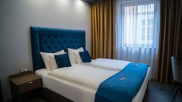 标准四人房 | 客房内保险箱、办公桌、免费 WiFi、床单