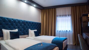 标准双床房 | 客房内保险箱、办公桌、免费 WiFi、床单