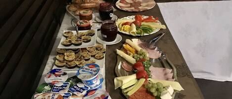 Breakfast, lunch and dinner served