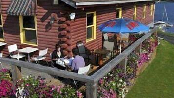 Melayani makan malam