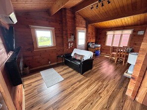 Cabana | Área de estar | TV de tela plana, lareira