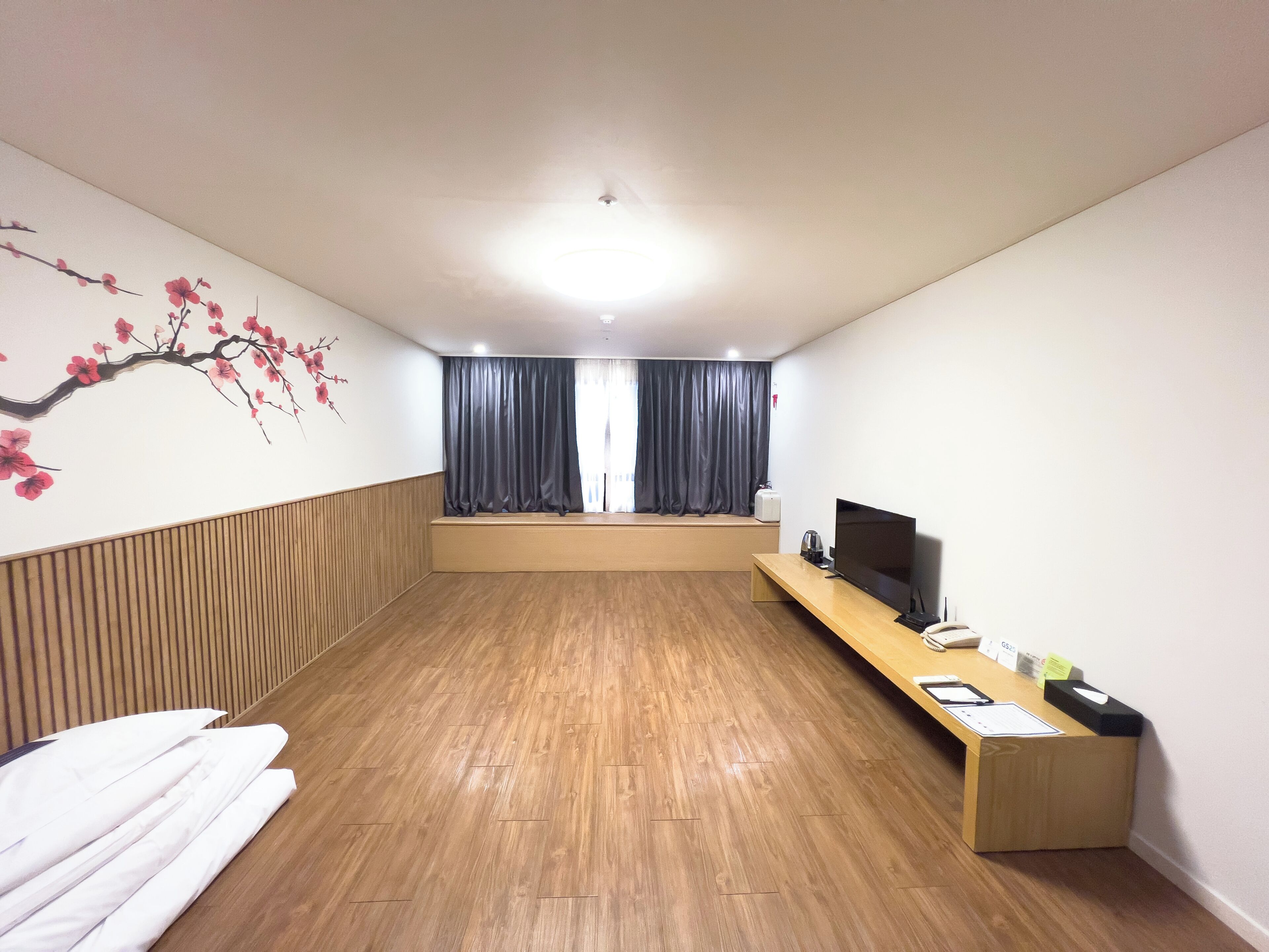 传统客房, 多张床, 无烟房 (2 Japanese futons) | 羽绒被、客房内保险箱、办公桌、隔音