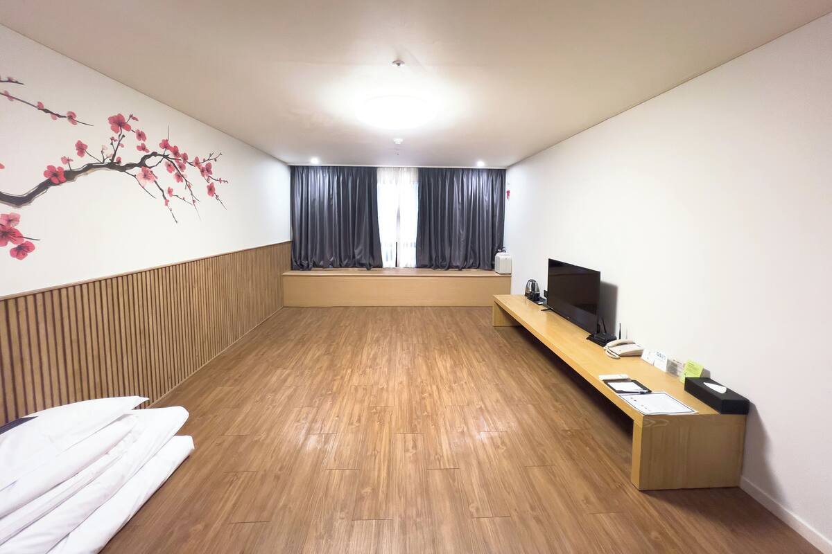 ห้องทราดิชันนัล, หลายเตียง, ปลอดบุหรี่ (2 Japanese futons) | ผ้านวมขนเป็ด, ตู้นิรภัยในห้องพัก, โต๊ะทำงาน, ห้องเก็บเสียง
