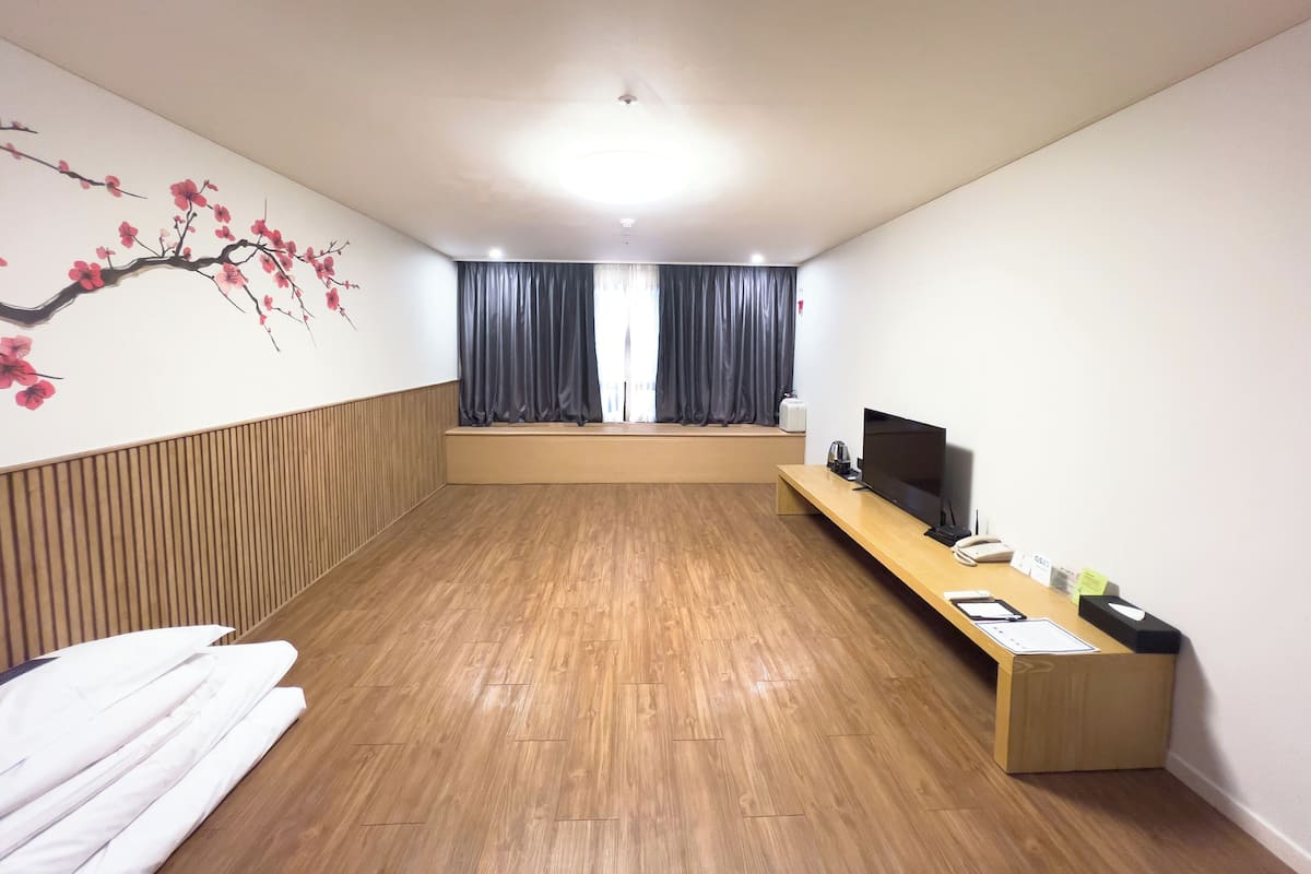 Down duvets, in-room safe, desk, soundproofing