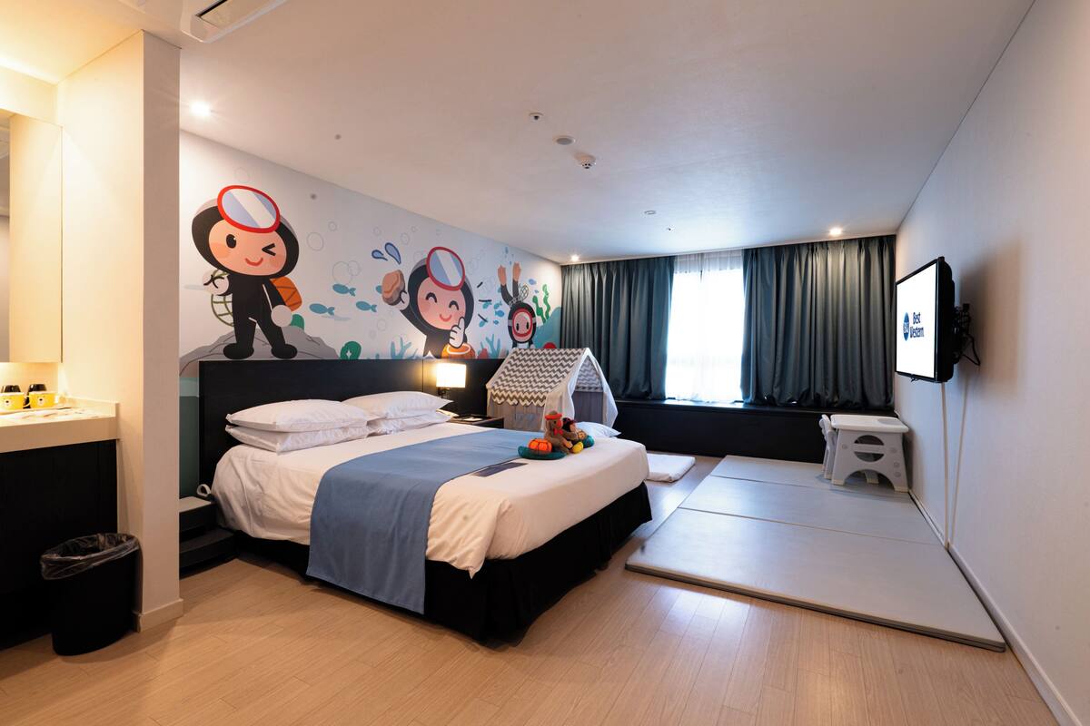 ห้องดีลักซ์, เตียงใหญ่ 1 เตียง, ปลอดบุหรี่ | ผ้านวมขนเป็ด, ตู้นิรภัยในห้องพัก, โต๊ะทำงาน, ห้องเก็บเสียง