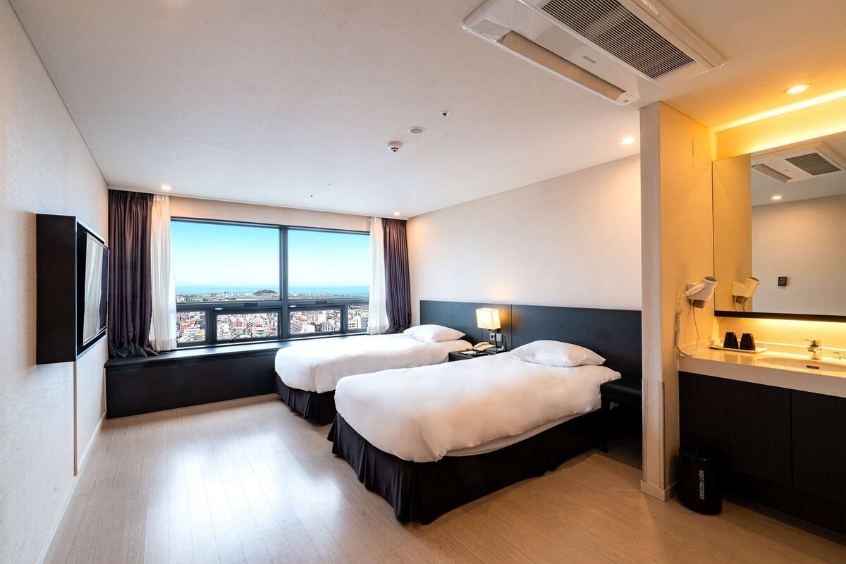 ห้องสแตนดาร์ด, เตียงเดี่ยว 2 เตียง, ปลอดบุหรี่ | ผ้านวมขนเป็ด, ตู้นิรภัยในห้องพัก, โต๊ะทำงาน, ห้องเก็บเสียง