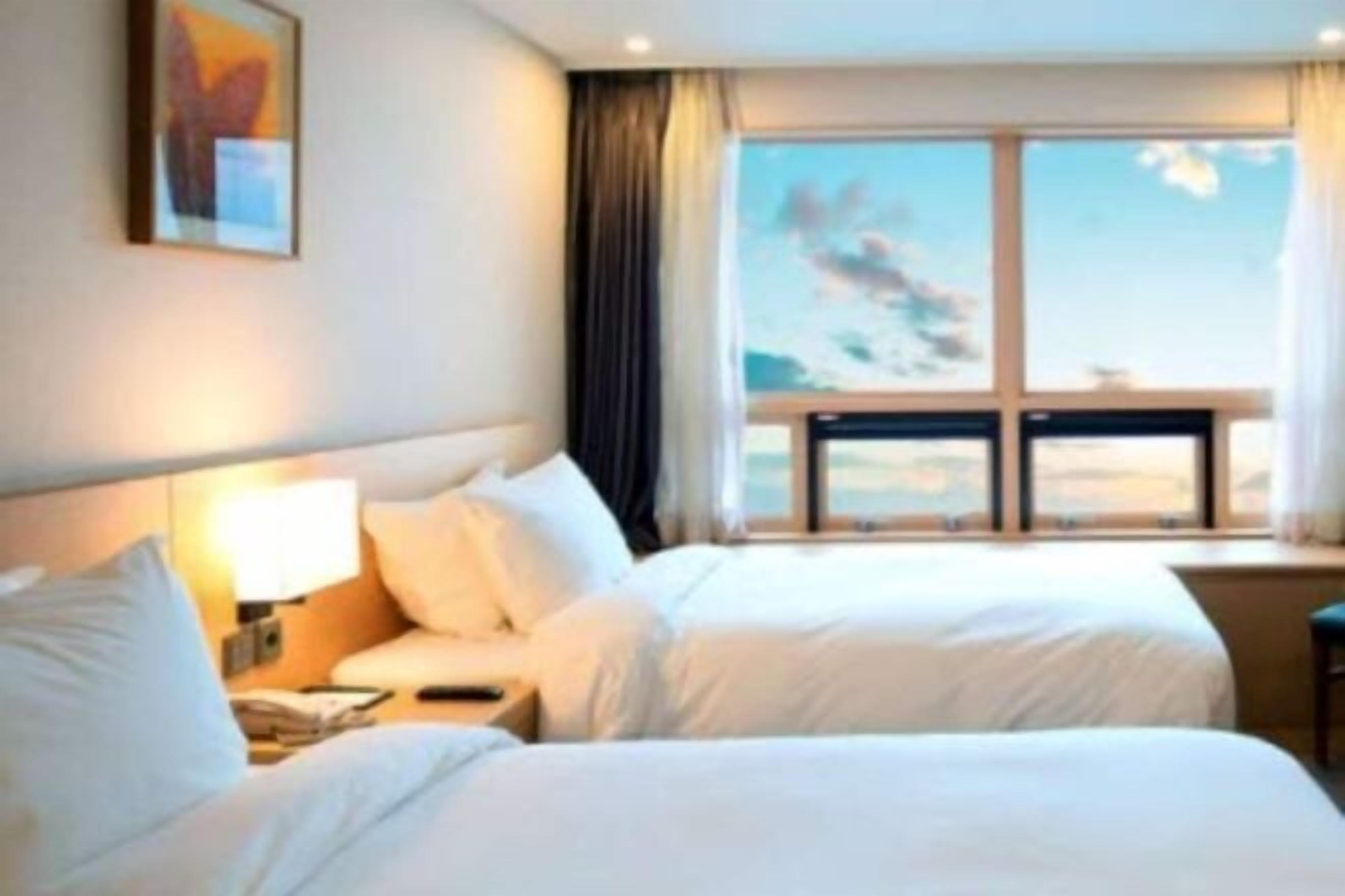 Cubrecamas, caja de seguridad en la habitación y escritorio 