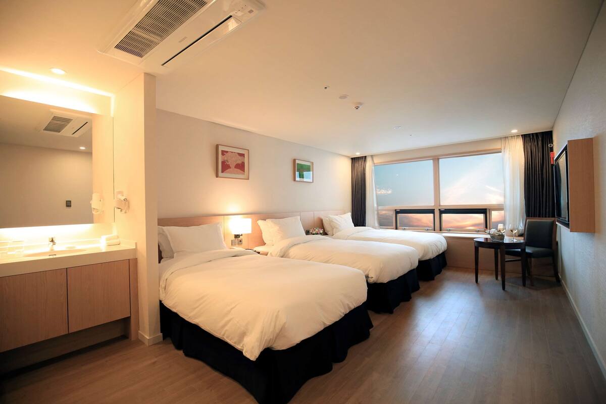 ห้องสแตนดาร์ด, เตียงเดี่ยว 3 เตียง, ปลอดบุหรี่ | ผ้านวมขนเป็ด, ตู้นิรภัยในห้องพัก, โต๊ะทำงาน, ห้องเก็บเสียง