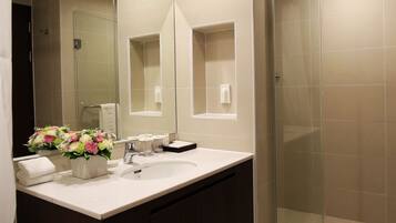 Suite, Multiple Beds, Non Smoking | Bathroom | Shower, hydromassage showerhead, free toiletries, hair dryer