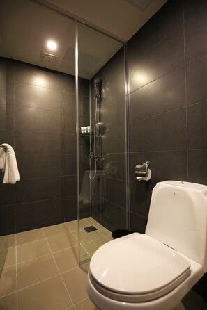 Shower, hydromassage showerhead, free toiletries, hair dryer - Best Western Jeju Hotel (Jeju City)