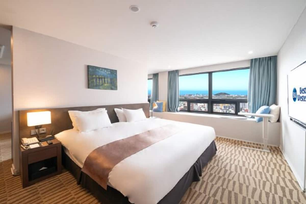 Down comforters, in-room safe, desk, soundproofing